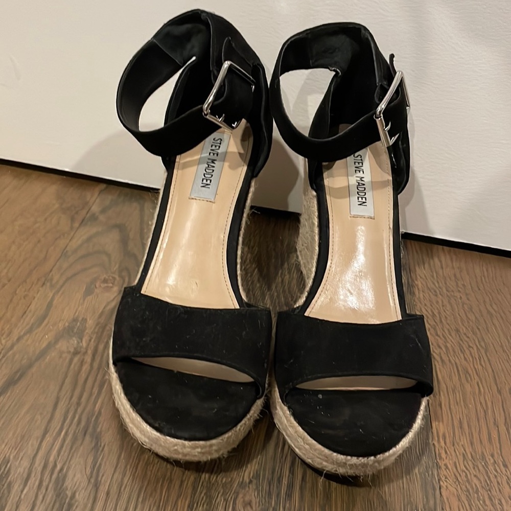 Black wedges
